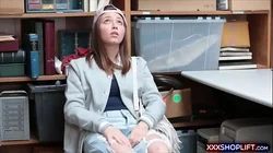 一名未成年女小偷为了获释而戏弄保安
