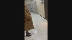 约操体制内老师 直接丝袜在楼道展示穿搭太骚了