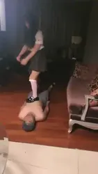 学生欺负老师狠踢
