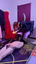 大皮靴子女王狠���狗