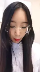 护士姐姐贴心喂食