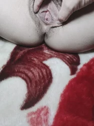 小骚逼被操到喷水，她说是第一次