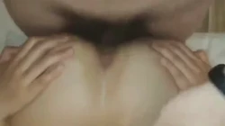 和大屁股骚货熟女偷情操逼，骚货嫌插的不够深自己用手掰开大屁股