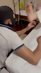 暴打偷舔主人脚的贱狗