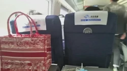 高铁上口交，旁边还有人路过