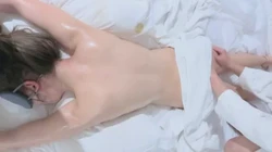 终于说服老婆，体验单男全裸推油按摩，终于没忍住被开发了