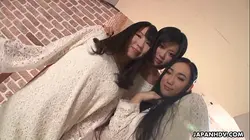 三位性感的亚洲荡妇正在被舔阴
