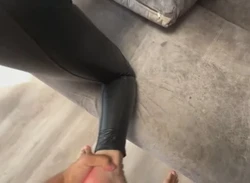 骚货欠羞辱 求射大屁股 撕开皮裤操开裆母狗