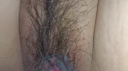 老婆逼里留着单男精液刷锅