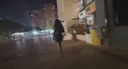 尾随极品少妇，入室按在桌子上操，强制口交内射，操到最后她老公回来了