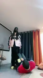 女神穿着耐克鞋 踩踏