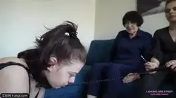 在母狗的奶奶面前羞辱