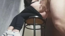 你妈是个熟女肛交婊  背着你爸偷人害怕怀孕 每次都让别人操菊花 还可