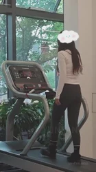 健身房瑜伽裤里包裹的是蜜桃臀，长腿女后入啪啪，大屁股就要往死干