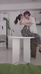 老公常年不在家的熟女阿姨同事约我去他家，在厨房就与我“翻云覆雨”