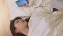 不是玩手机吗，怎么舒服的闭上眼了，你个小骚话还聊男模呢