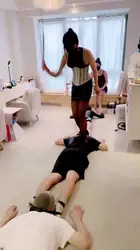 双女王 玩弄人体蜈蚣