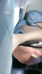 第一视角踩碎食物混合口水
