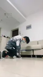 小姑娘居家训狗