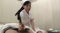 日本医院无码色情片：苗条的亚洲少女护士被患者诱惑，发生深度内射性行为