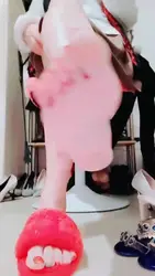 裸脚拖鞋吐金辱母