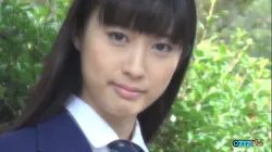 一位可爱的亚洲妹子在更衣室里让他舔她的阴部，然后给他口交