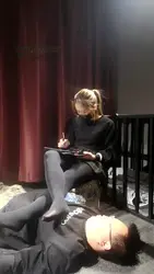学生女王 脚踩男奴 写作业