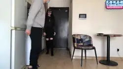 踢踩外卖小男生 长靴美女的惩罚