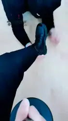 大皮靴 骑马 踩手 人体家具